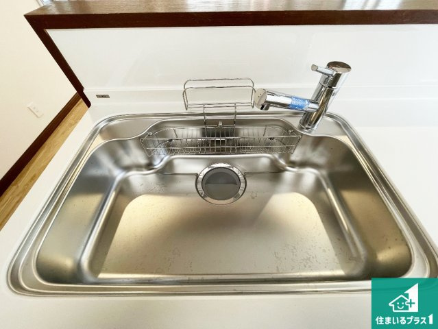 大津市黒津　中古一戸建ての設備|蛇口の先端に浄水器を内蔵しています！原水と浄水、お湯と冷水、シャワーの切替えがワンタッチなので用途によって使い分けられます。
