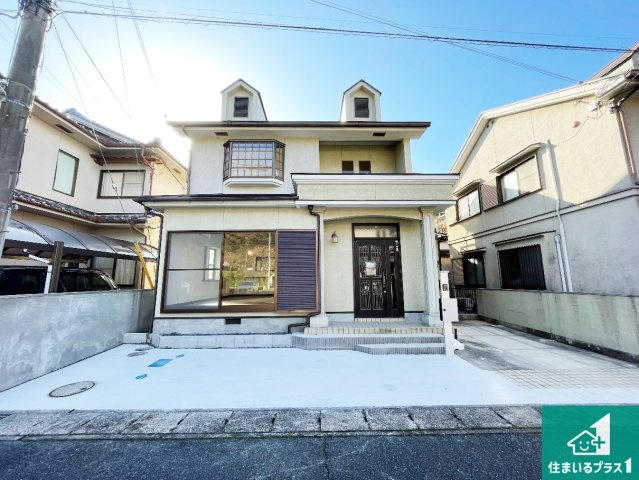 大津市黒津　中古一戸建ての外観|周辺は落ち着いた街並みの住宅地！子育てがしやすい住環境です！気になることがありましたら、お気軽にお問い合わせください！