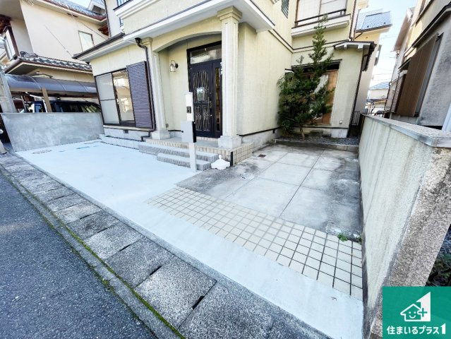 大津市黒津　中古一戸建ての駐車場|２台分の駐車スペース有り！急な来客でも安心です！