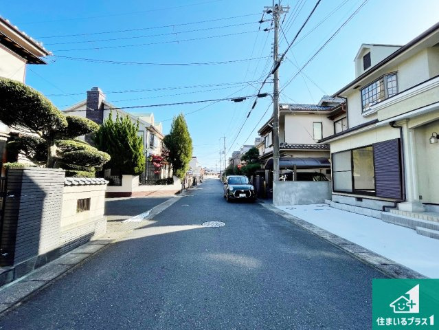 大津市黒津　中古一戸建ての前面道路含む現地写真|周辺は閑静な住宅街！前面道路広々で車の出し入れも便利です。駐車が苦手な方でも安心して車庫入れできます！