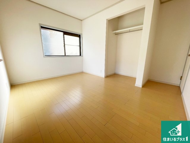 大津市黒津　中古一戸建ての洋室|シンプルな洋室は、自分好みのインテリアが楽しめます♪ご家族とインテリアや家具を選びに行くのは新築購入時の醍醐味の一つです。ぜひお楽しみください♪