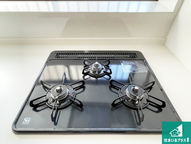 大津市黒津　中古一戸建ての設備|ダブル高火力Ｓｉセンサー付きコンロ！３口あるので、まとめて料理をする時も大活躍！
