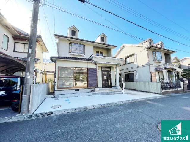 大津市黒津　中古一戸建ての外観|周辺は落ち着いた街並みの住宅地！子育てがしやすい住環境です！気になることがありましたら、お気軽にお問い合わせください！