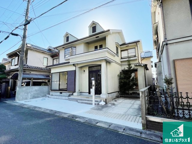 大津市黒津　中古一戸建ての外観|周辺は落ち着いた街並みの住宅地！子育てがしやすい住環境です！気になることがありましたら、お気軽にお問い合わせください！