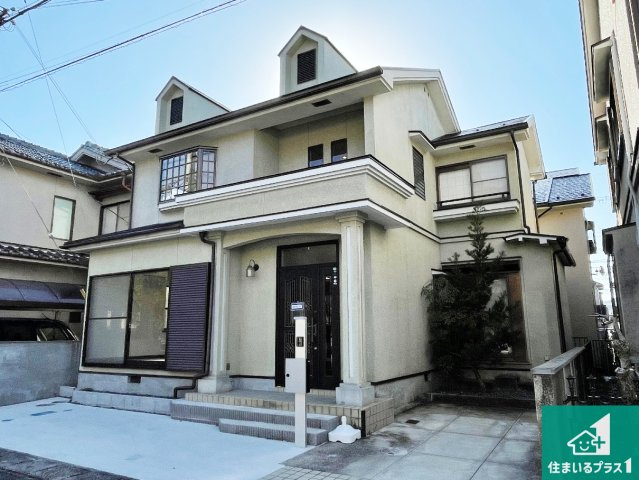 大津市黒津　中古一戸建ての外観|周辺は落ち着いた街並みの住宅地！子育てがしやすい住環境です！気になることがありましたら、お気軽にお問い合わせください！