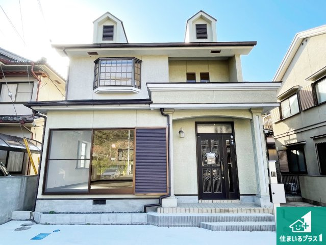 大津市黒津　中古一戸建ての外観|周辺は落ち着いた街並みの住宅地！子育てがしやすい住環境です！気になることがありましたら、お気軽にお問い合わせください！