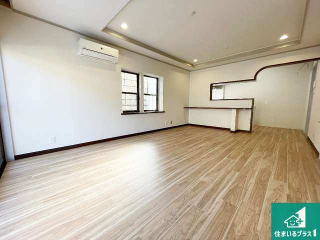 大津市黒津　中古一戸建ての居間・リビング|日当たり良好の明るいリビングで朝の目覚めもスッキリできそう！対面キッチンでご家族のコミュニケーションも自然と増える設計！小さなお子様が遊ぶスペースを作っても広々とくつろげるLDK！