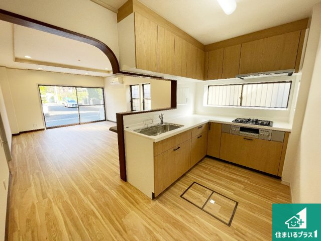 大津市黒津　中古一戸建てのキッチン|リビングと統一感があり、使い勝手のいいキッチン。広々としているので、二人並んで作業が出来ちゃいます。お子様と一緒に色々なお料理に挑戦できるスペースがあります。