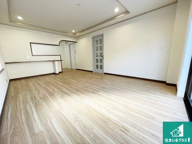 大津市黒津　中古一戸建ての居間・リビング|シンプルなリビングは、観葉植物等のインテリアを楽しめますね！パパ好みにも、ママ好みにも家具次第で雰囲気を変えることができます！
