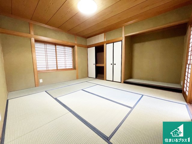 大津市黒津　中古一戸建ての和室|一室あると便利な和室は客間としてだけでなく、小さなお子様のプレイルームや食後のくつろぎスペースとしてもご利用いただけます。収納もついていますので大活躍間違いなし！