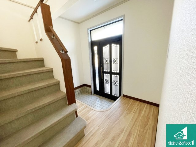 大津市黒津　中古一戸建ての玄関