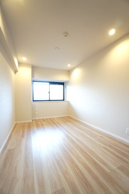 【洋室】 | 【上質リノベ】ダイアパレスリバーコート古市 | 【洋室約7.0帖】
心と体をゆったりと安らげる主寝室。
寝室のゆとりが大きい分だけ、
暮らしの安らぎは深まります。
一日の疲れを癒すだけでなく、
ご夫婦の親密な語らいを紡ぎ出します。