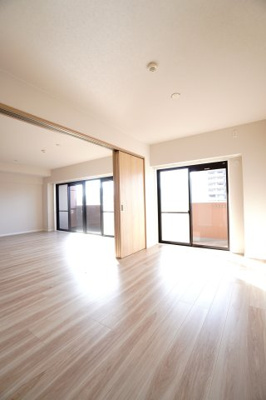 【洋室】 | 【上質リノベ】ダイアパレスリバーコート古市 | 【洋室約6.3帖】
在宅勤務・リモートワークの書斎や、
趣味やくつろぎのスペースとしても。
家族と一緒に楽しい時間を過ごす中にも、
一人でくつろげる時間と場所は特に良いですね。