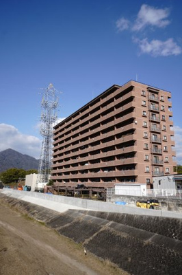 【外観】 | 【上質リノベ】ダイアパレスリバーコート古市 | 【耐震性】
耐震性の高さを判断するポイントは、
建築確認申請日が1981年6月1日以降の
新耐震基準に適合しているかどうか。
震度６程度の大地震でも
建物が崩壊しないレベルが基準になりました。