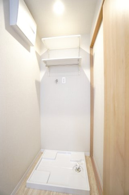 【独立洗面台】 | 【上質リノベ】ダイアパレスリバーコート古市 | 【パウダールーム】
嬉しい、タオル掛け付きの2段可動式のリネンラック。
しかも装着が楽なワンタッチ式の給水栓！
洗濯機置場はドラム式の洗濯機も入るサイズですが、
お手持ちのサイズが入るか要確認です！