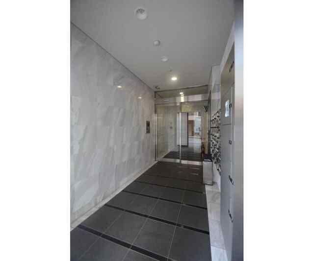 シャンブリーズ三越前のエントランス