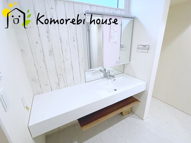 蓮田市馬込2丁目　新築一戸建て　ブルーミングガーデン　01の独立洗面台|独立洗面台、小物を置くことができて便利です