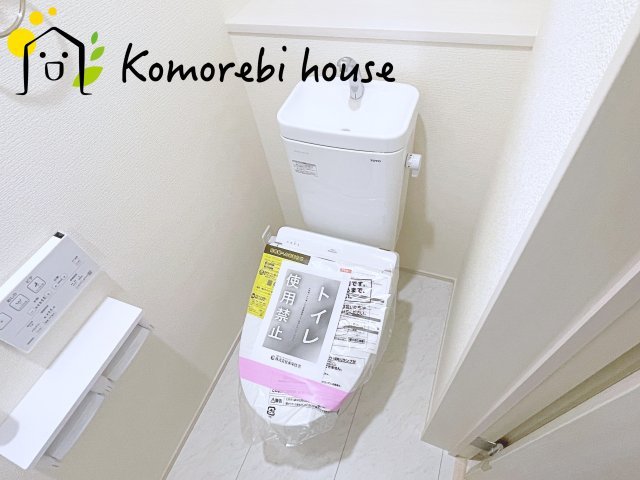 蓮田市馬込2丁目　新築一戸建て　ブルーミングガーデン　01のトイレ|落ち着いた色調のトイレです