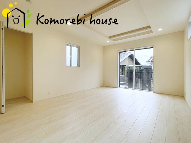 蓮田市馬込2丁目　新築一戸建て　ブルーミングガーデン　01の居間・リビング|ゆったり過ごせるリビングです