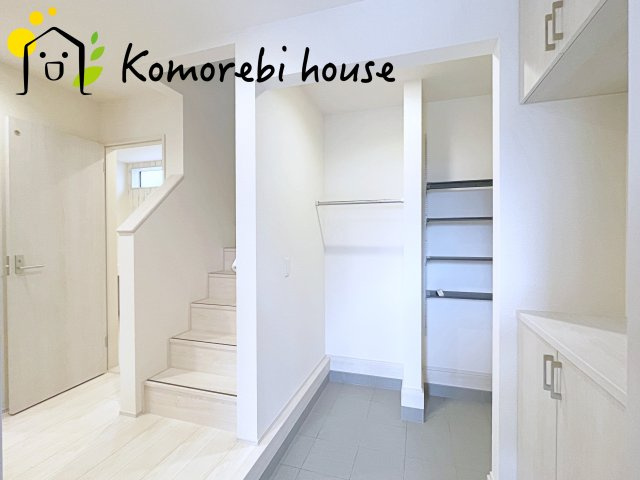 蓮田市馬込2丁目　新築一戸建て　ブルーミングガーデン　01の玄関|ゆったりとした玄関です