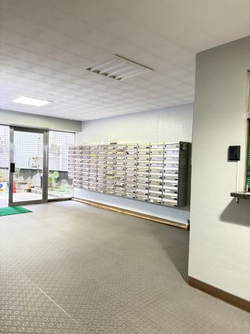 サードリハイツ本館のロビー|メールボックス