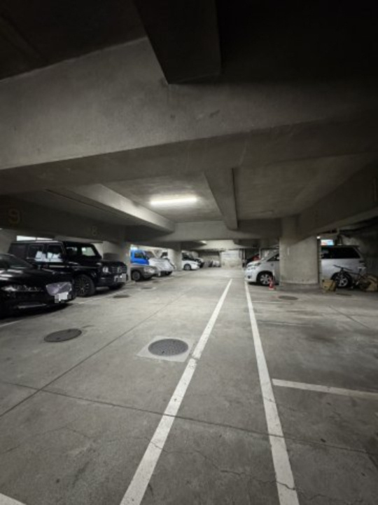 サードリハイツ本館の駐車場|地下平置き駐車場