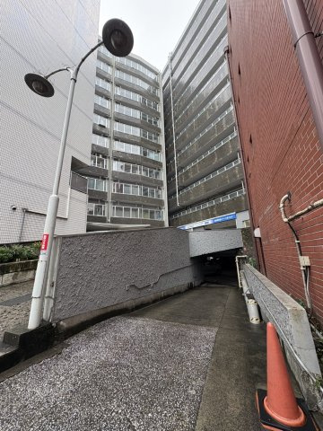 サードリハイツ本館|地下駐車場入り口