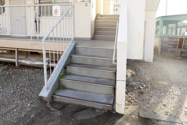 ビレッジハウス岩倉Ⅰ4号棟のエントランス