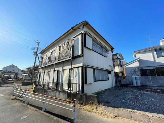 俊明荘の駐車場