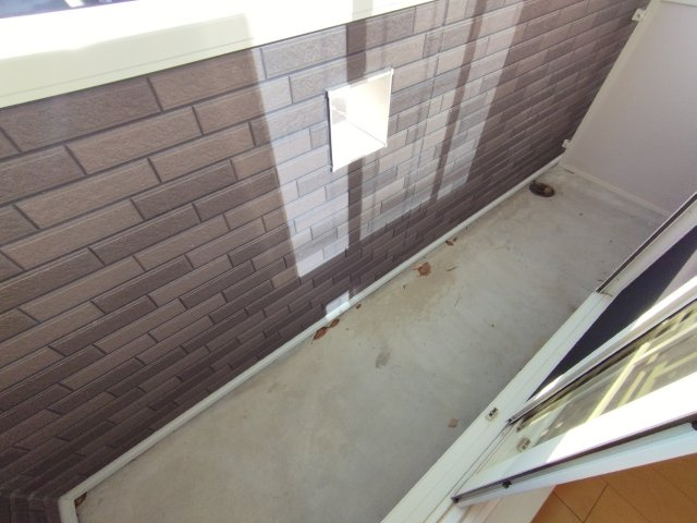 岡崎市上六名４丁目のアパートのバルコニー