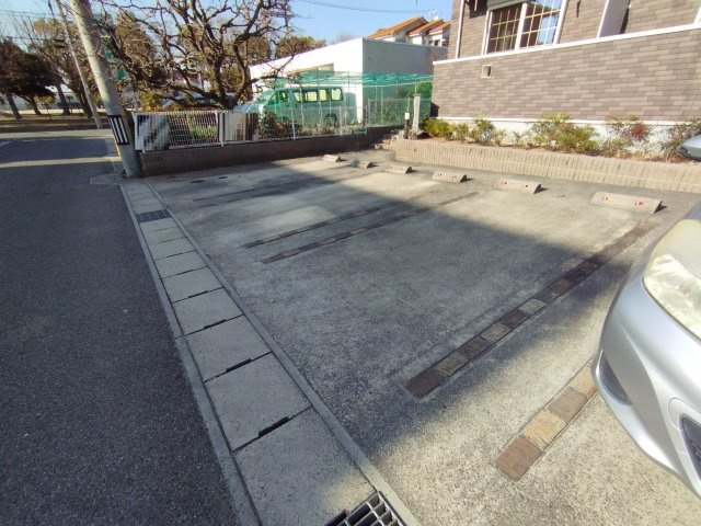 岡崎市上六名４丁目のアパートの駐車場