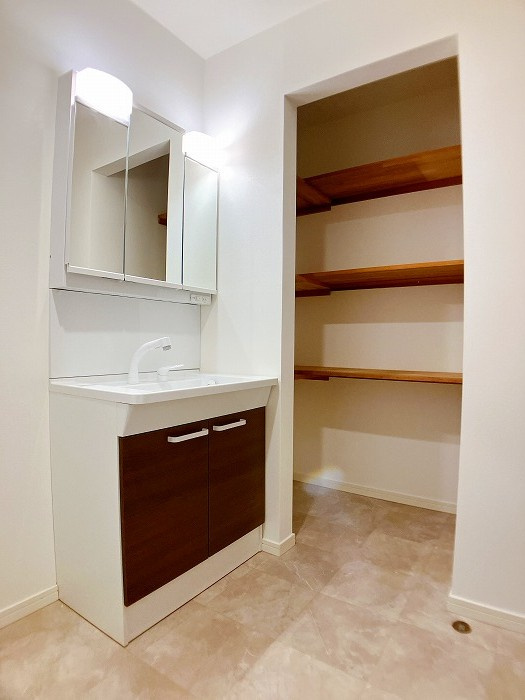 【仲介手数料無料／海部郡蟹江町】海部郡蟹江町学戸7丁目87-33　中古戸建の独立洗面台