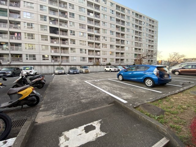 所沢コーポラスA棟の駐車場