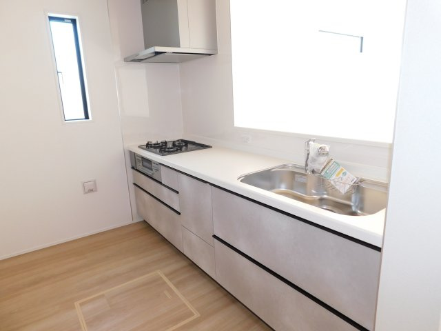 名古屋市西区野南町の新築一戸建のキッチン|◇キッチン◇　　人気の対面式・人造大理石カウンター・浄水器付ハンドシャワー・静音仕様シンク・Sｉセンサーコンロ（３口）・スローインクローズレール・薄型換気扇・前面コンセント完備・床下収納庫 　