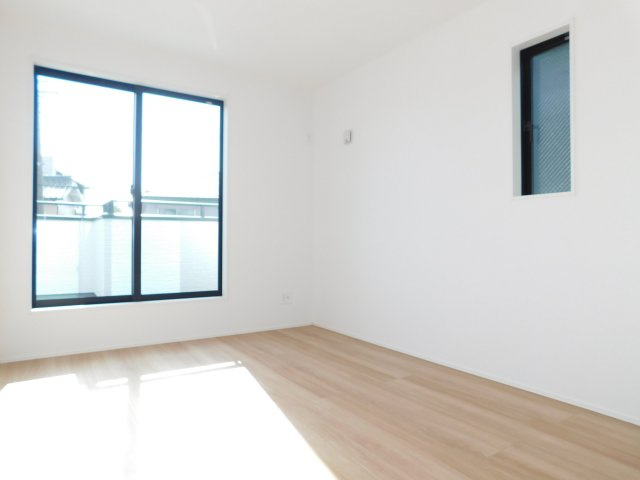 名古屋市西区野南町の新築一戸建の洋室|◇２階洋室◇　　南面を含む２面採光で明るい洋室６．５帖　全居室収納完備♪　バルコニー利用可！