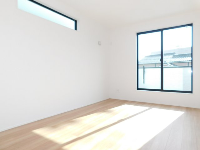 名古屋市西区野南町の新築一戸建の洋室|◇２階洋室◇　　南面を含む２面採光で明るい洋室７．７５帖　ウォークインクローゼット完備♪　バルコニー利用可！