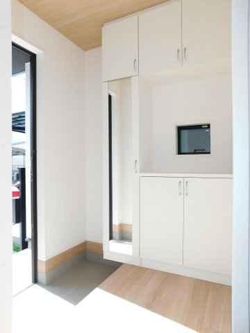 名古屋市西区野南町の新築一戸建の玄関|◇玄関◇　　家族の履物がしっかり収納できるミラー付きシューズ収納！