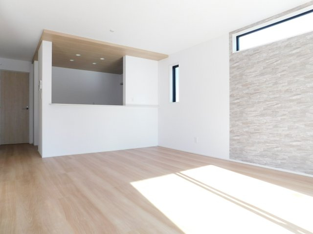 名古屋市西区野南町の新築一戸建の居間・リビング|◇リビング◇　　南面を含む２面採光で明るいリビング１６．０帖　折下天井のオシャレなキッチン♪　