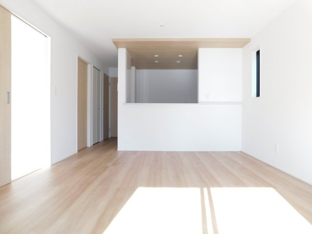 名古屋市西区野南町の新築一戸建の居間・リビング|◇リビング◇　　南面を含む２面採光で明るいリビング１６．０帖　リビングの様子が見える子育てに嬉しい対面キッチン♪　　