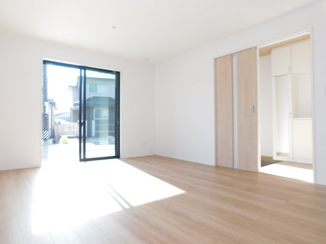 名古屋市西区野南町の新築一戸建の居間・リビング|◇リビング◇　　南面を含む２面採光で明るいリビング１６．０帖　リビング横にはマルチルーム完備！