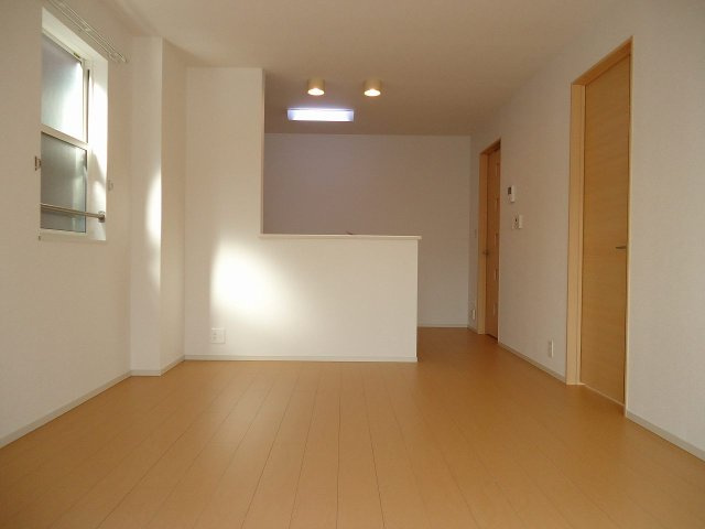 柏崎市新田畑のアパートの居間・リビング