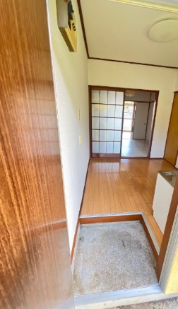 メゾングリーンヒルの玄関