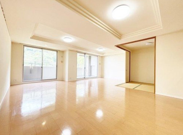 アーバンビュー芦屋山手A棟の居間・リビング|リビングスペース約26.1帖あり