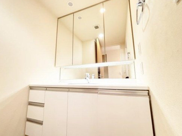 アーバンビュー芦屋山手A棟の洗面所|洗面室に収納スペースあり