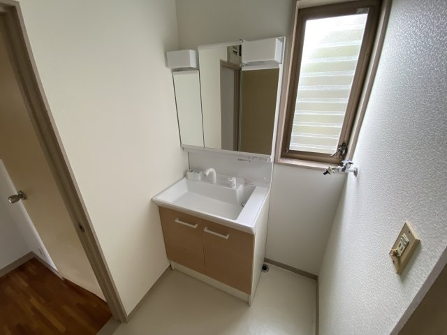 横芝光町木戸中古戸建の独立洗面台