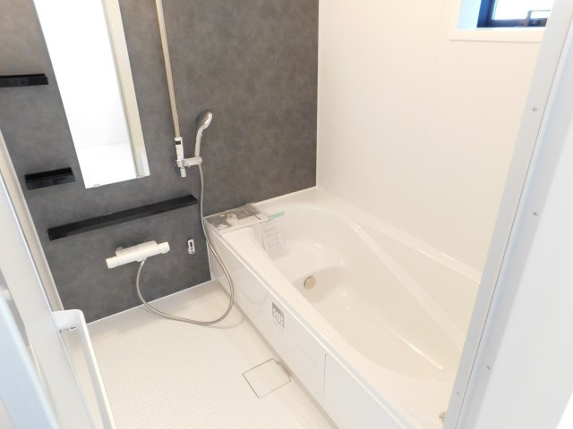 名古屋市東区大幸４丁目の新築一戸建の浴室|◇浴室◇　　システムバス（ＬＩＸＩＬ）・浴室暖房乾燥機・保温浴槽・エコベンチ浴槽・追い焚き機能・スライドバーシャワー・キレイサーモフロア・オートバス・バリアフリーバス・浴室窓あり