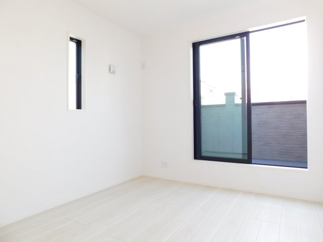 名古屋市東区大幸４丁目の新築一戸建の洋室|◇洋室◇　　明るい洋室５．４帖　全居室収納完備♪　バルコニー利用可！