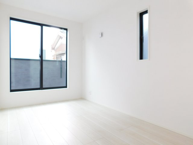 名古屋市東区大幸４丁目の新築一戸建の洋室|◇３洋室◇　　南面で明るい洋室５．５帖　全居室収納完備♪　バルコニー利用可！