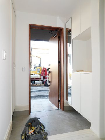 名古屋市東区大幸４丁目の新築一戸建の玄関|◇玄関収納◇　　家族の履物がしっかり収納でき、玄関がスッキリと片付きます♪　