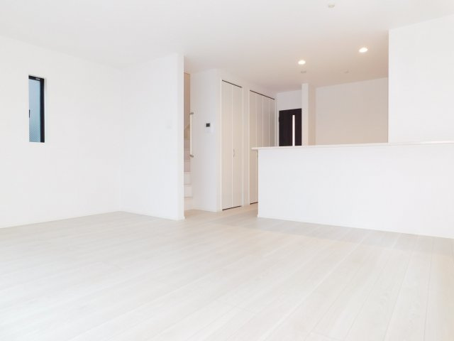 名古屋市東区大幸４丁目の新築一戸建の居間・リビング|◇リビング◇　　南面で明るく広いリビング１８．７帖　キッチン横に収納２ヶ所完備！　